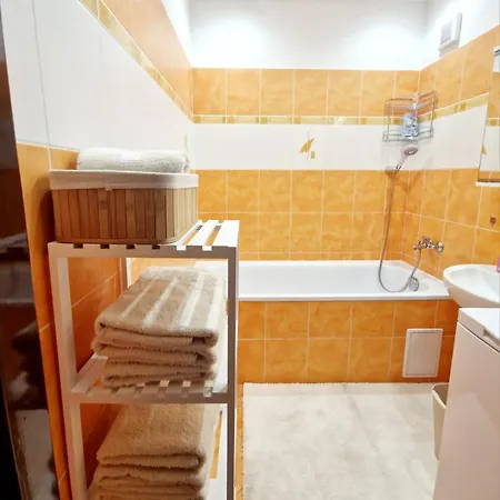 3 Izbovy Byt, Urbankova Apartamento